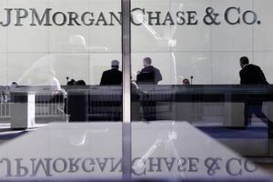Storbanken JP Morgan Chase fastholder, at olieprisen kan ramme et nivaeu helt op mod 190 dollars pr. tønde i 2025. Men det står banken temmeligt alene med. Arkivfoto: AP Photo/Mark Lennihan