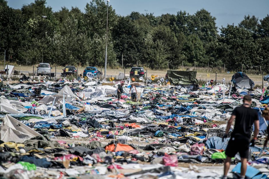 
    Tundåser, telte, fladmaste cigaretpakker, soveposer, knækkede teltstænger og forladte soveposer ligger overalt på Dyrskuepladsen i Roskilde, der husede omkring 130.000 festglade festivalgæster. Foto: Anthon Unger
  