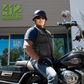 Ud over at have grundlagt sin egen kirke, er den amerikanske præst Tim Thompson også passioneret omkring sin klassiske Harley-Davidson-motorcykel. Her sidder han på sin motorcykel med skiltet ind til sin kirke i baggrunden. Foto: Ed Kashi