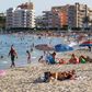Spanien er et af de lande, der oplever en bekymrende stigning i antallet af coronasmittede. Senest har både Storbritannien og Tyskland ændret deres rejsevejledninger til landet. På billedet ses en strand på ferieøen Mallorca. Foto: Jaime Reina/AFP