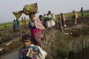 Det vælter ud med mennesker fra den voldsramte delstat Rakhine. Indtil videre har over 100.000 meldt sig i FN’s opsamlingslejre.