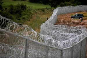 Grænsehegnet på Bulgariens 259 km lange grænse til Tyrkiet, der blev opført i 2014, bliver nu forstærket af bl.a. et internationalt hold af grænsevagter, flere patruljebiler og varmesøgende udstyr. Arkivfoto: Stoyan Nenov/Reuters