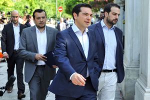 En af premierminister Tsipras' tidligere talsmænd forlader politik, og koalitionsmedlem truer med det samme.