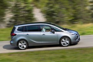 Opel er blevet raidet af tysk politi. Ifølge Bild online skyldes det blandt andet mistanke om snyd med udstødningsgasserne fra ældre modeller af blandt andet modellen Zafira.