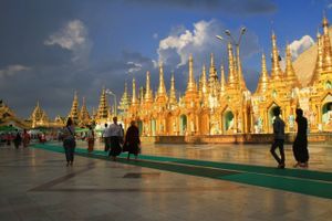 Myanmar/Burma er på mange måder et kontrasternes land, hvor der under den smukke overflade lurer risiko for konflikter af både religiøse, etniske og politiske årsager. Her er det den gyldne pagode i Yangon.