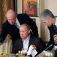 Jevgenij Prigozjin (tv.) er de seneste måneder blevet en stadig mere prominent skikkelse i Ruslands politiske liv. Her ses restauratøren i 2011, da han beværtede Putin på sin restaurant nær Moskva. Foto: Misha Japaridze/Ap