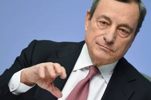 ECB køber hver måned obligationer for 20 mia. euro og fortsætter således med at holde hånden under europæisk økonomi, oplyser ECB-præsident Mario Draghi. Foto: AP/Arne Dedert