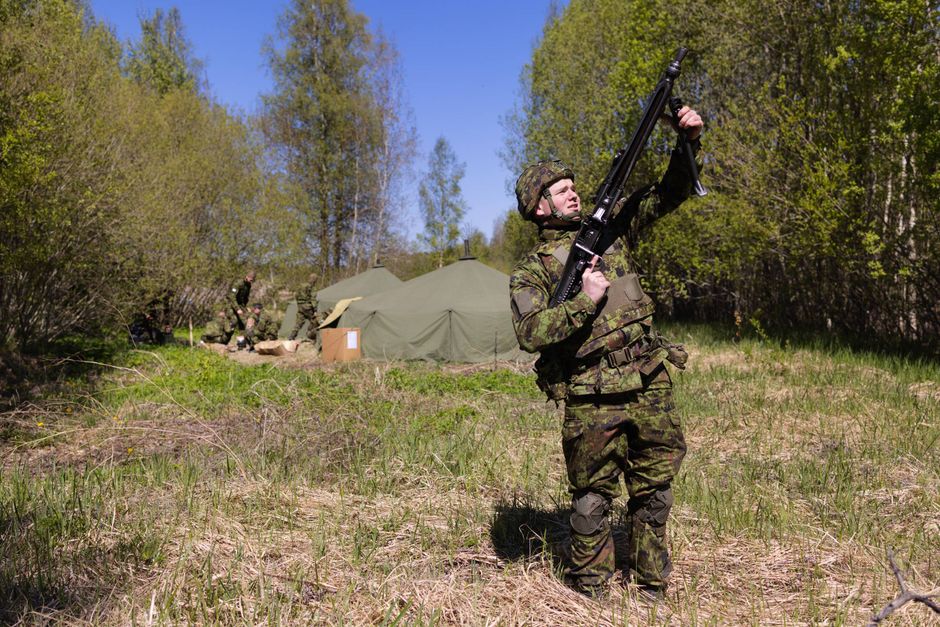 Estiske soldater træner sammen med Nato-allierede for at kunne slå et russisk angreb tilbage. Deres øverste general tegner et foruroligende scenarie for, hvad Putin kan finde på. Estland overvejer at sende tropper til Ukraine.
