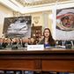 Stephanie Erdman, løjtnant i det amerikanske flyvevåben, blev kvæstet, da en eksploderende airbag sendte metalsplinter i ansigtet på hende. Det fortalte hun om under høringen i Washington.