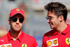 Stridighederne hos Ferrari er brudt ud i lys lue. Ferraris chef taler udenom, og stjernen mødte ikke op til en pressekonference, og imens godter de sig hos konkurrenten.