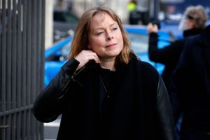 De senere års akademisering af kunstuddannelserne løsriver uddannelserne fra den virkelige verden, mener kulturministeren. Joy Mogensen vil have håndværket tilbage i centrum af de uddannelser, der former landets kunstnere.