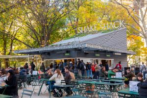 Shake Shack er en af de mest populære burgerkæder i New York. New yorkerne må ofte vente i uvant lang tid på deres burgere og fritter. Men det gør de gerne, når det gælder Shake Shack. Her på restauranten i Madison Square Park.
