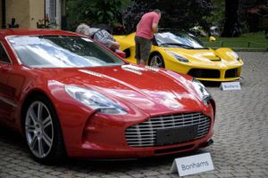 Luksusbilfabrikanten Aston Martin kan måske se frem til en kapitalindsprøjtning af canadisk milliadær. 