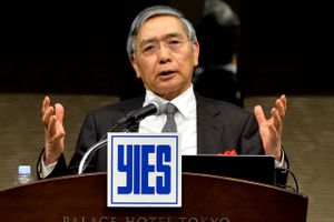 Haruhiko Kuroda, direktør for Japans nationalbank, har længe søgt at knække landets deflation - men uden held. Nu er han under pres for endnu mere ukonventionelle tiltag. Foto: The Yomiuri Shimbun via AP Images