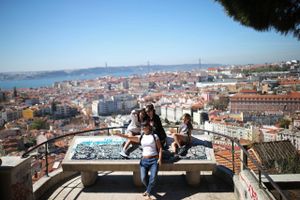 Turister tager en selfie ved Nossa Senhora do Monte i Lisbon.