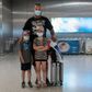 Den 32-årige Morten Lynge og børnene Sölvi på syv år og Freya på ni år rejste lørdag til Athen med flyet fra København. Forude venter flere ugers eventyr på en båd, der skal sejles hjem til Danmark. Foto: Gregers Tycho
