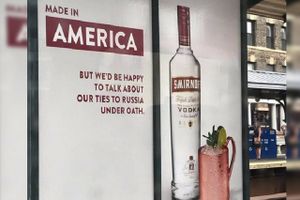 Vodkagiganten Smirnoff har "trollet" - drillet - præsident Donald Trump med denne reklame, der hentyder til præsidentens forbindelser til Rusland - og at han lovet at sige sandheden "under ed". Foto: Kate Koturski på Twitter.  