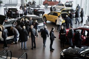 Den økonomiske optur og afgiftslempelser på biler har fået danskerne til at købe større og dyrere biler end tidligere, viser ny analse.