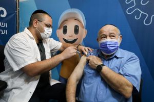 Folk helt ned til 50 år bliver nu tilbudt en tredje dosis vaccine i Israel, der kæmper med de højeste smittetal siden februar.