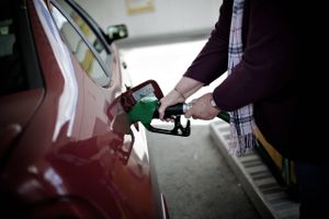 Siden årsskiftet er prisen på en liter benzin steget 15 pct. Foto: AP/Joachim Adrian