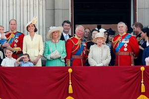 Et nyt par på den royale scene og en særlig indsats fra dronningen har rettet op på det britiske kongehus' popularitet.