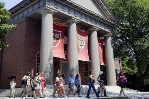 En tourgruppe bliver vist rundt på Harvard. Universitet er midt i et omblæst retsopgør, hvor asiatiske amerikanere hævder, at universitetets optagelsespolitik diskriminerer imod dem. Foto: AP/Elise Amendola