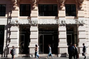Aktiekursen for den over 500 år gamle, italienske bank Monte Paschi styrtdykker efter stresstest-spekulationer.