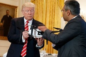 George Mathew, CEO of Kespry, shows a drone to President Donald Trump during the "American Leadership in Emerging Technology" event in the East Room of the White House, Thursday, June 22, 2017, in Washington. Foto: AP Photo/Evan Vucci