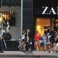 Inditex er en spansk multinational modetøjskoncern med bl.a.. det nok mest kendte brand Zara under sig. Firmaet er grundlagt af Amancio Ortega, der i 2015 i en periode var verdens rigeste. I dag må han nøjes med en sjetteplads på listen. Arkivfoto: Sun Xiumin