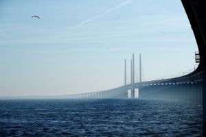 Trafikken på Øresundsbroen er nogenlunde som forventet, men det kniber med indtjeningen. Færre pendlere og dårligere økonomi gør, at der går 30 år, før broen er betalt.