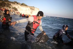 Den græske ø Chios har i årevis, her i 2015, været mål for migranter, der forsøger at krydse over fra den nærliggende tyrkiske kyst. Indsatsen mod illegal migration udføres i EU af Frontex, der imidlertid har fået så meget kritik for at acceptere hårdhændede metoder, at der nu er et retsopgør på vej ved EU-Domstolen. Arkivfoto: Emre Tazegul/AP Photo