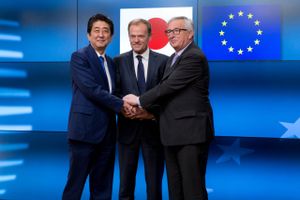 Japans premierminister Shinzo Abe mødes med Donald Tusk, formand for Det Europæiske Råd og Jean-Claude Juncker, formand for Europa-Kommissionen, i marts. Japan har netop indgået en massiv frihandelsaftale med EU. Foto: AP Photo/Virginia Mayo