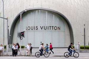 LVMH (Louis Vuitton Moet Hennessy) falder 3,9 pct. til 159,95 euro efter at den franske producent af luksusvarer såsom modetøj og håndtaske har aflagt salgstal for tredje kvartal, hvor den organiske vækst i salget af mode- og lædervarer skuffer som følge af en afmatning i den kinesiske efterspørgsel.