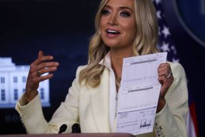 For Det Hvide Hus faldt opmærksomheden på de helt forkerte tal, da præsidentens talskvinde stolt fremviste en gavmild check fra præsidenten. 