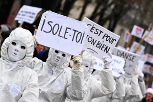 Tilliden til regeringer er i bund, viser Edelman Trust Barometer 2022, hvilket her eksemplificeres af demonstanter i Nantes, der protesterer mod kravene om coronapas. Foto: AFP/Damien Mayer  