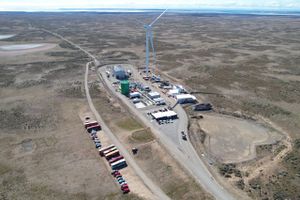 Haru Oni hedder forsøgsanlægget ved Punta Arenas i det sydligste Chile, hvor der i år skal fremstilles 130.000 liter e-benzin på basis af vindenergi, vand og indfanget CO₂. Foto: Porsche
