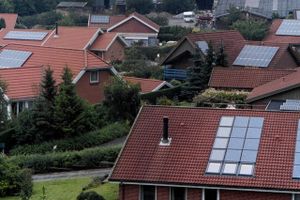 Aftalen mellem regeringen, V, DF, K og Enhedslisten gør det mindre fordelagtigt for private at investere i solcelleanlæg. Men har man senest den 19. november indgået en bindende aftale med en solcellevirksomhed om at købe et solcelleanlæg, er man fortsat på den gamle støtteordning.