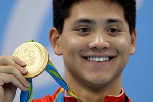 Der er god grund til at smile, for Joseph Schooling vandt mere end guld, da han fredag svømmede sig til førstepladsen i 100 meter butterfly. Foto: AP Photo/Michael Sohn