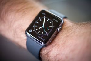 Salget af Apple Watch er faldet med hele 72 pct. på et år. Men Apple er stadig den største producent på det faldende marked for smarte ure.