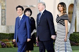 From left, Prime Minister Shinzo Abe, his wife Akie, President Donald Trump and his wife Melania walk before dinner in Palm Beach, Florida, on April 17, 2018. Foto: Photo by Kentaro Aoyama-The Yomiuri Shimbun