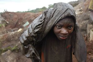 Et barn slæber kobolt fra en mine nær Likasi i Den Demokratiske Republik Congo. Kobolt er et vitalt råstof i produktionen af batterier til bl.a. elbiler ogf dermed i hele klimaomstillingen. Foto: AP/Schalk van Zuydam