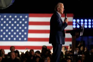 Den tidligere vicepræsident Joe Biden lægger ifølge prognoserne yderligere afstand til sin eneste tilbageværende rival, Bernie Sanders, i kampen om at blive Det Demokratiske Partis præsidentkandidat.