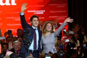 Canadas kommende regeringschef, Justin Trudeau, fejrer sejren med sin kone, Sophie Gregoire, i partiets hovedkvarter i Montreal. Foto Paul Chiasson/The Canadian Press via AP.