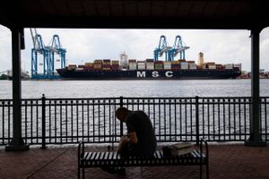 Et containerskib fra Kina afleverer sin last i Philadelphia. Coronakrisen har overskygget handelskrigen mellem USA og Kina, der ikke synes i nærheden af at finde sin afslutning. Foto: AP/Matt Rourke 