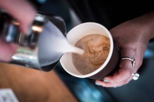 Kaffeforbruget dalede sidste år, men er nu på vej tilbage, og det kan blive en dyr fornøjelse. Barske sydamerikanske vejrforhold har sat kaffebønner i høj kurs. 