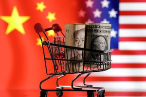 I marts lod Kina sig både betale og betalte selv oftere i yuan end i dollars, når det gjaldt international handel. Er en ny æra på vej? Eksperterne er ikke enige.