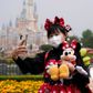Der var rigelig med plads til selfies, da Disneyland i Shanghai åbnede mandag d. 11. maj. Foto: REUTERS/Aly Song