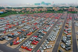 Tusinder af nye, usolgte biler står opmarcherede ved Panyu Motor Town i Guangzhou i Kina. Foto: AP