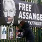 Julian Assange fik i april 2019 annulleret sit politiske asyl, og de britiske myndigheder kunne dermed anholde ham for, at have brudt betingelser for en kaution helt tilbage i 2012. Men nogle anser ham som frihedskæmper, anser andre ham som spion. Arkivfoto: Henry Nicholls/File Photo