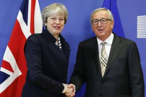 Theresa May og Jean-Claude Juncker fik trods optimisme ikke et gennembrud i brexit-forhandlingerne. Et kontroversielt løsningsforslag medførte vrede i Nordirland og ønske om særbehandling i Skotland, Wales, London og Gibraltar. Foto: Ye Pingfan